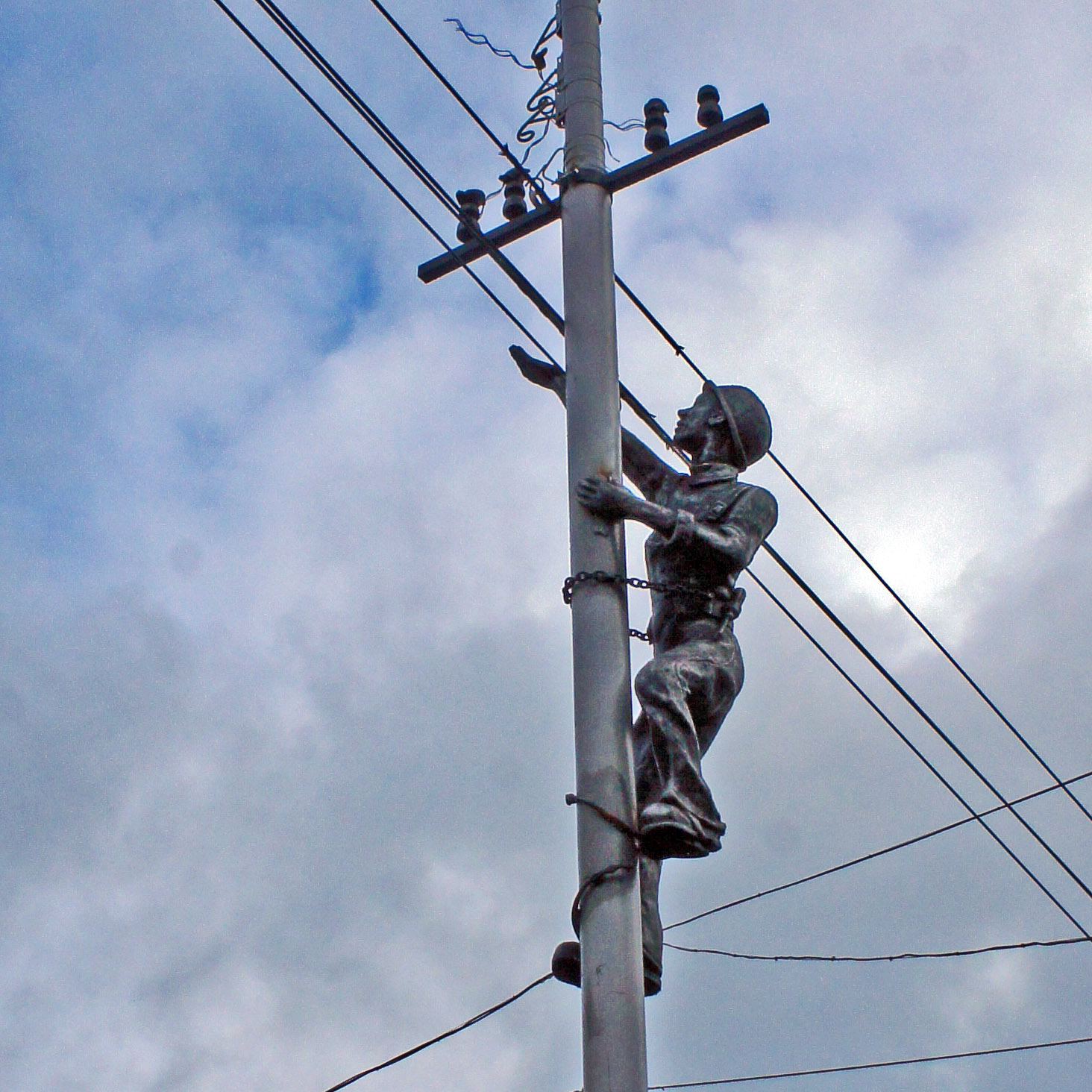 Скульптурная композиция «Электрик и воробьи»