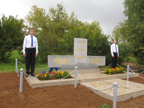 Памятник землякам, погибшим в годы ВОВ (стела "со списками погибших")