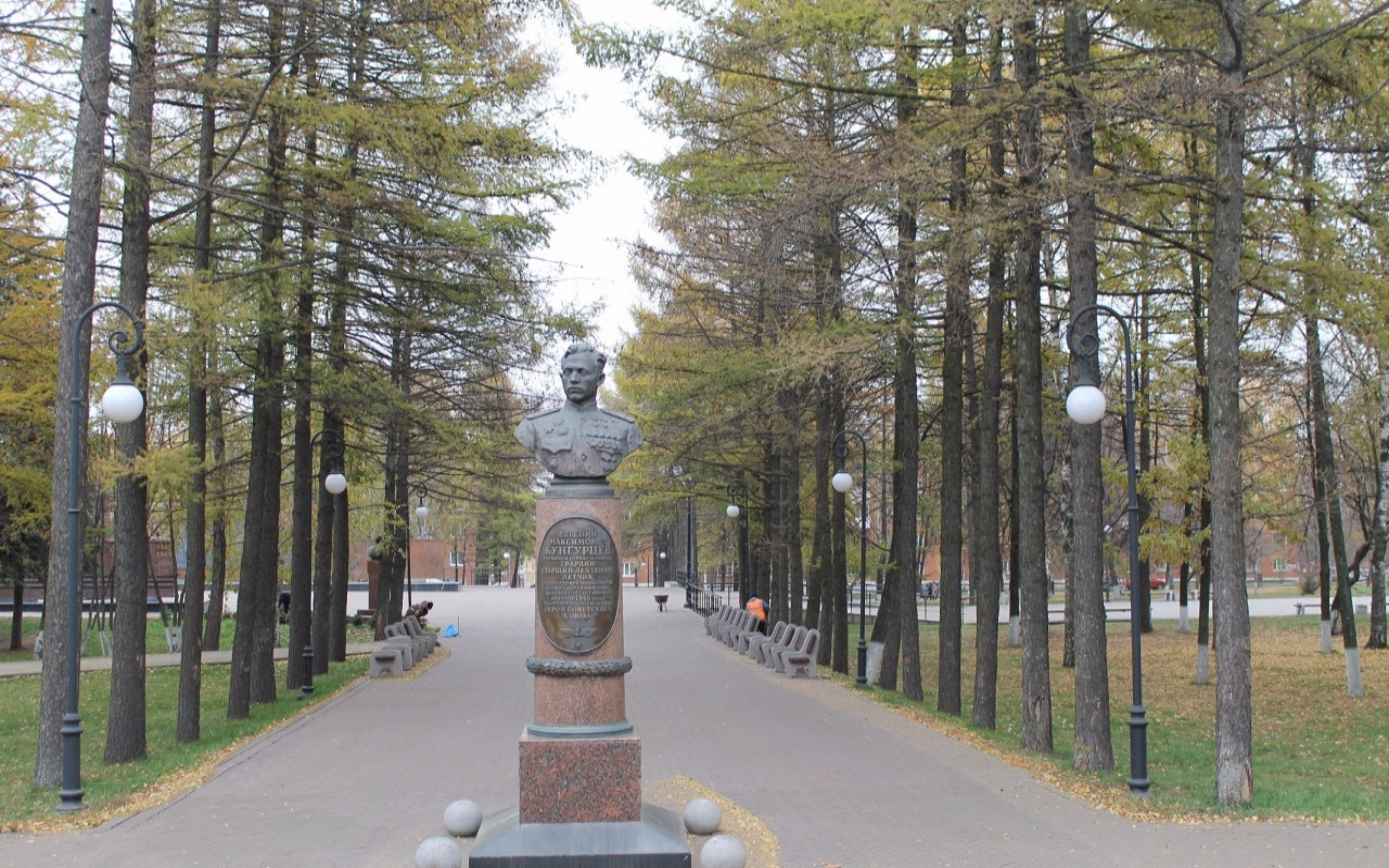 Памятник-бюст Е. М. Кунгурцеву