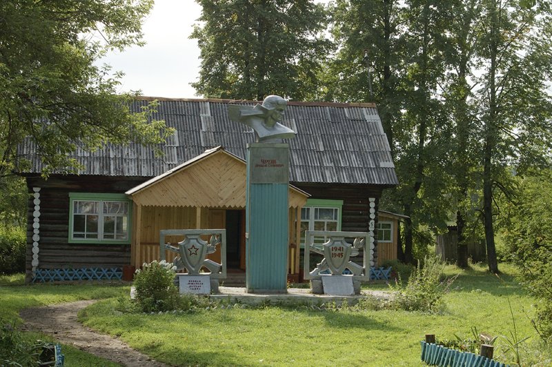 Бюст Героя Советского Союза А. С. Черезова