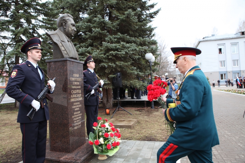 Памятник Сабурову А. Н.