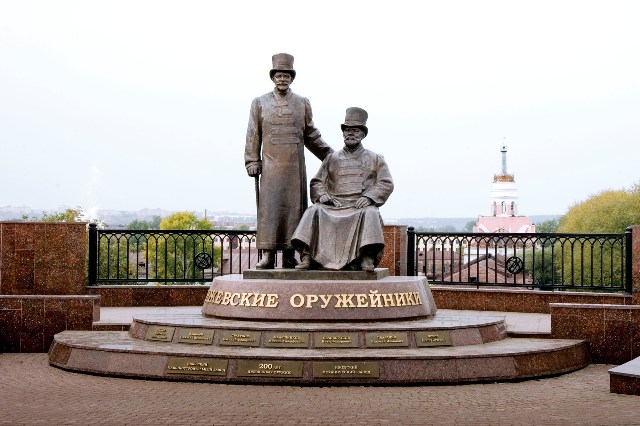 Скульптура "Памятник оружейникам Удмуртии"