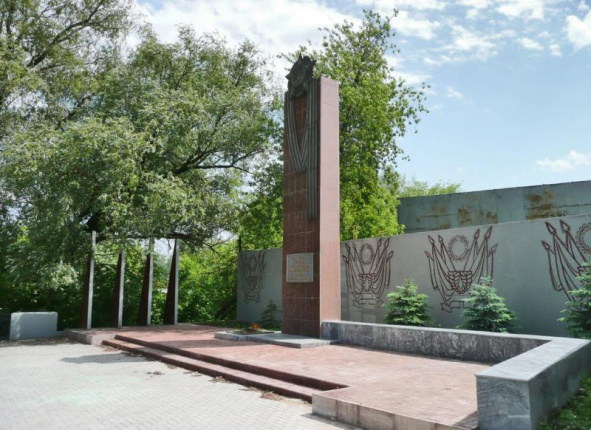 Монумент Воинам-металлургам, павшим в боях за Родину — Вечная слава! 