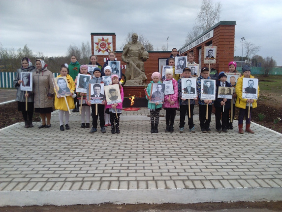 Памятник землякам, погибшим в годы ВОВ (скульптура "Воин со знаменем")
